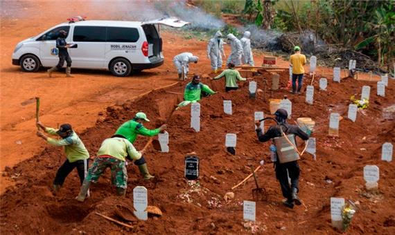کندن قبر برای قربانیان کرونا؛ مجازات ماسک نزدن در اندونزی