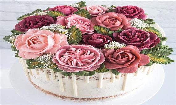 قنادی که کیک های آن با گل های طبیعی مو نمی زند