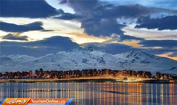 اینجا استان اردبیل،دریاچه شورابیل و نمایی از شهر و کوه سبلان/عکس