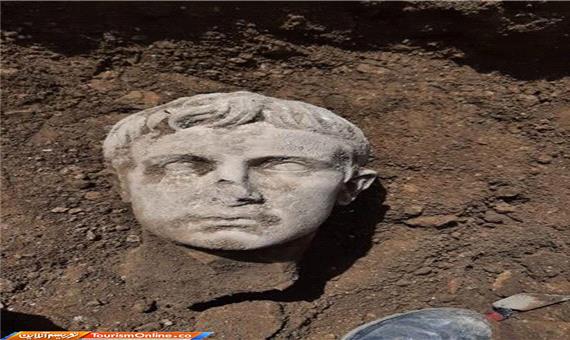 مجسمه امپراطور روم از دل خاک بیرون زد