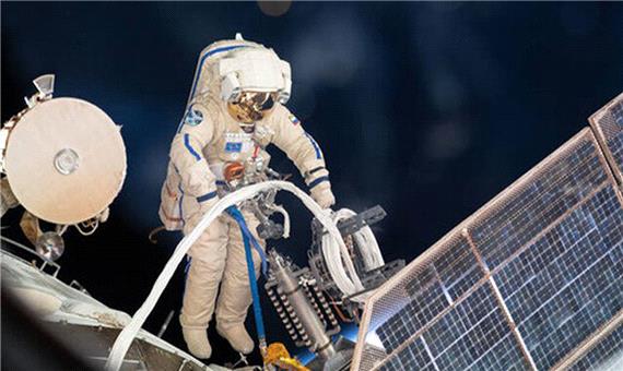 لحظه خروج یک فضانورد از ایستگاه فضایی برای نصب پنل خورشیدی