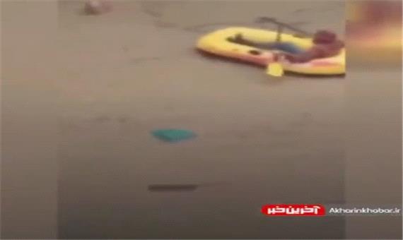 نجات جان فرد گرفتار در سیل با استفاده از قایق بادی