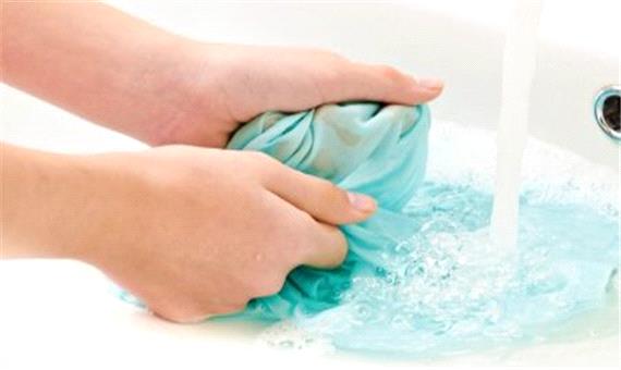 موثرترین روش شستن لباس با دست در سینک ظرفشویی