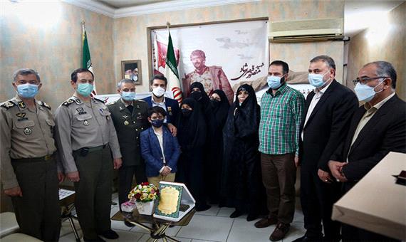 فرمانده ارتش با خانواده شهید قیصری شاد دیدار کرد
