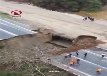 شکافته شدن بزرگراه در پی رانش عظیم زمین!