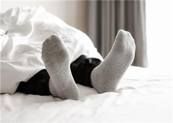 پوشیدن جوراب هنگام خواب توصیه میشود یا نه؟