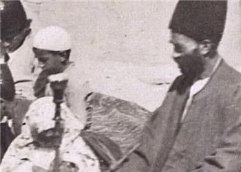 سفر در زمان؛ تصویری از یک معلم ایرانی با قلیان سر کلاس درس؛ 130 سال قبل