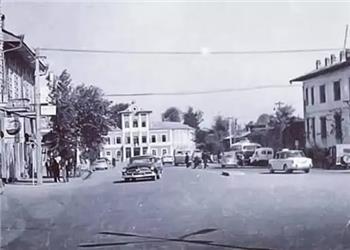 سفر در زمان؛ تصویر دیده نشده از یک خیابان در شهر رشت در دوران ناصرالدین شاه