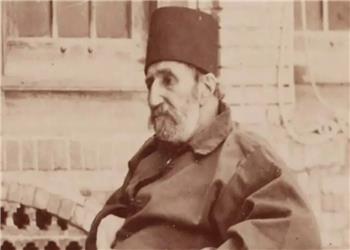 سفر در زمان؛ «خزانهدار ناصرالدین شاه» سوار بر «ویلچر» در حیاط قصر