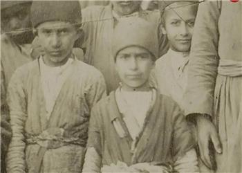 سفر در زمان؛ عکس یادگاری «بچههای تهران» در دوران ناصرالدین شاه