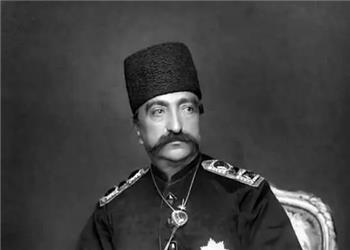 سفر در زمان؛ تصویری از «ناصرالدین شاه» در حال غذا خوردن کنار استخر