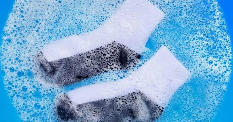 ترفند برای تمیز شدن جوراب های سفید