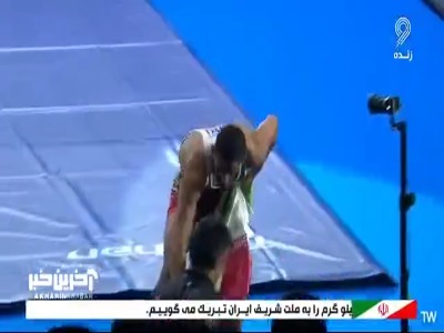 دور افتخار «رحمان عموزاد» با پرچم ایران پس از کسب مدال طلای مسابقات کشتی آزاد قهرمانی جهان