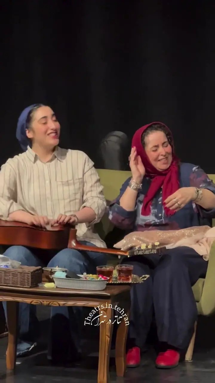 آواز خواندن احساسیِ ژاله صامتی و دخترش روی صحنه