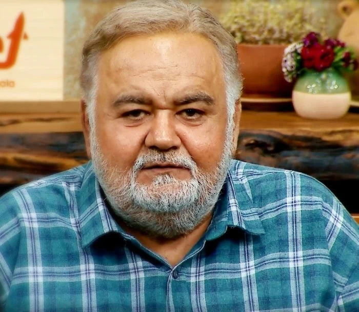 تفریح خانوادگی اکبر عبدی در کنار ساحل