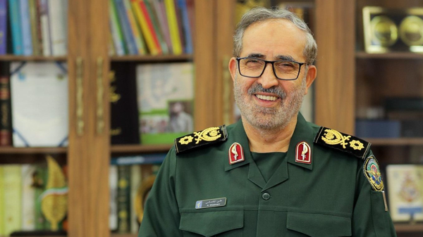 تصویر منتشر نشده از سپهبد شهید شادمانی به مناسبت روز دانش آموز