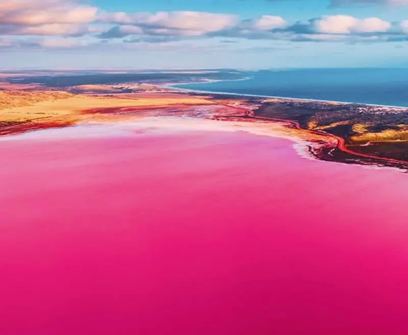 دریاچه صورتی در دل دریای مکران آبی