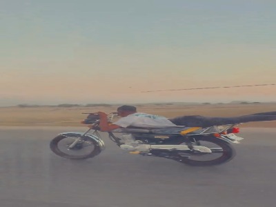 حرکات عجیب و خطرناک موتورسوار با سرعت ۱۲۰ کیلومتر در جاده!