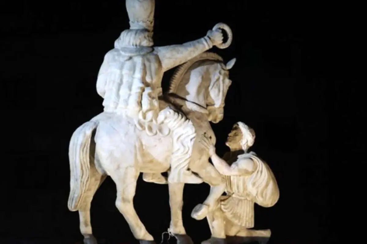 واکنش تند زیدآبادی به جنجال مجسمه شاپور اول: تاریخ را ملعبه نکنید