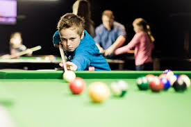 بیلیارد بازی کردن حرفه ای بچه با پستونک