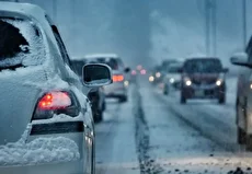 مهارت دیدنی راننده در بازگرداندن خودرو به جاده پس از انحراف در برف