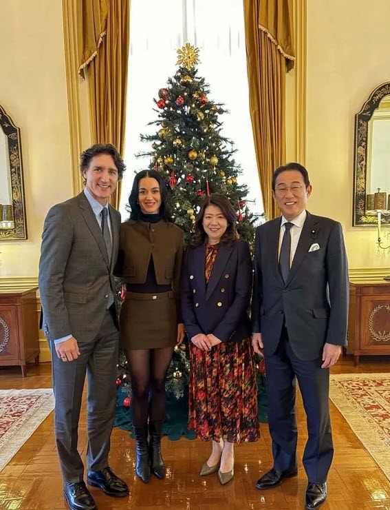 کتی پری و جاستین ترودو در کنار نخست وزیر سابق ژاپن