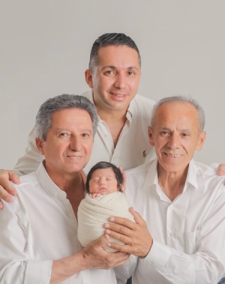 ژست‌های خاص برای عکاسی با خانواده به همراه چیدمان میز خاطره