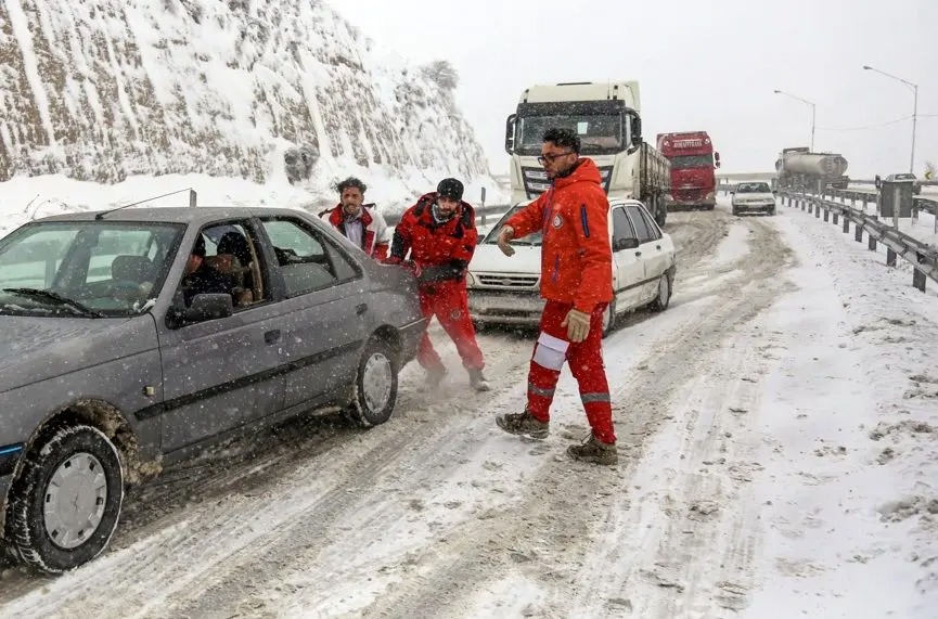 خودروهای بدون زنجیر چرخ حتی در شرایط عادی از محورهای کوهستانی برگردانده می‌شوند