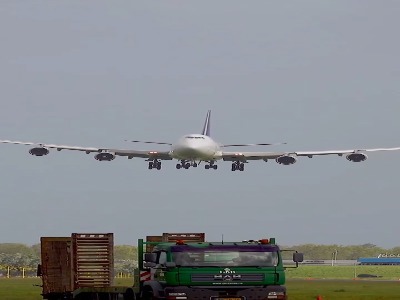 لحظات فرود سخت بویینگ ۷۴۷؛ برخورد دلهره‌آور چرخ‌ها با باند فرودگاه!