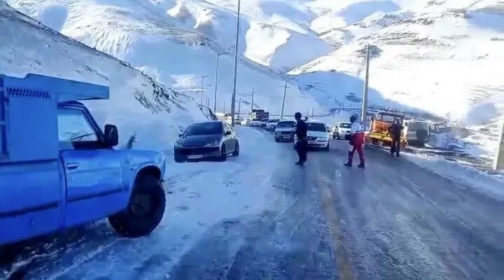 کولاک شدید در گردنه الماس تردد مسافران را با مشکل مواجه کرد