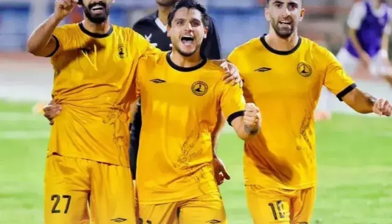 قهرمان روستا روی پوستر تیم محبوبش