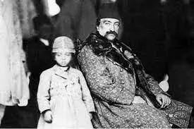 سفر در زمان؛ خاطرات ناصرالدین‌شاه: قدری از اشعار سعدی را منتخب می‌کردم، میرزا علی‌خان می‌نوشت