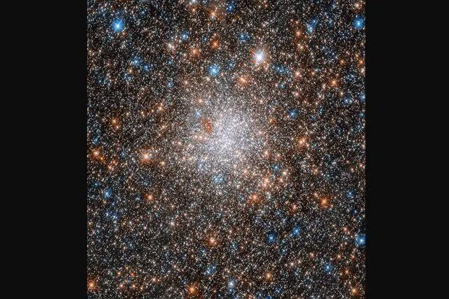 عکس روز ناسا از درخشش یک خوشه ستاره‌ای کروی