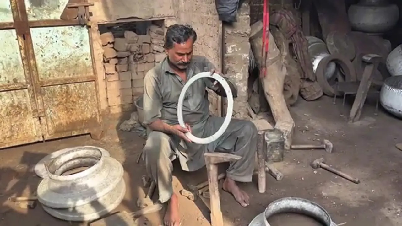 فرآیند دیدنی تولید کاسه های چوبی زیبا در کارگاهی در پاکستان