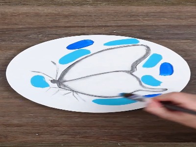 پروانه ای در دست باد