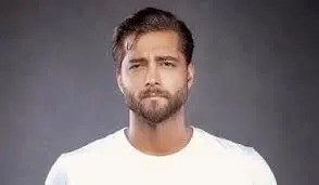 امیر مقاره: هیچوقت بچه پولدار نبودم/ از اول مستاجر بودیم و محله‌های پیروزی،افسریه و رو میچرخیدیم/ ویدئو