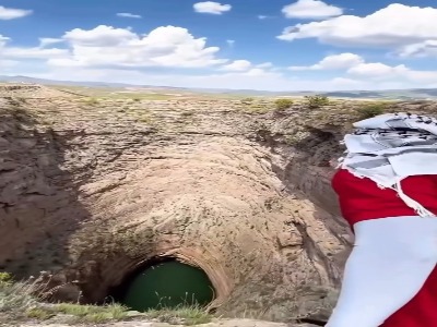 زندان برنجه ، یک گودال طبیعی عمیق و بیضی‌شکل