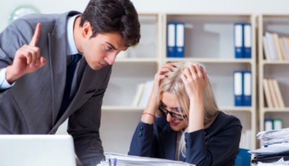کارمندان شرکت رفتار تحقیرآمیزی با من دارند