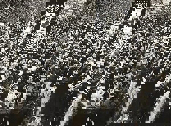 خیابان‌ها پر بود، کسی حرف نمی‌زد/ انقلابی که در هیچ فرمولی نمی‌گنجید