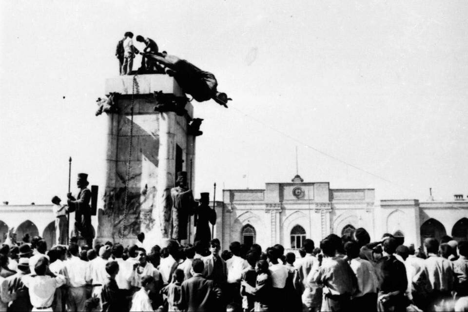 سیستم پادشاهی با اجازه بیگانه/ مدرنیته‌ای که بهایش وابستگی بود