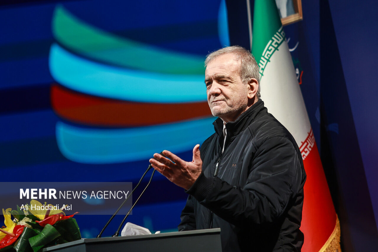 پزشکیان: کتاب‌خوانی مسیر رشد فکری و شکل‌گیری شخصیت انسان است