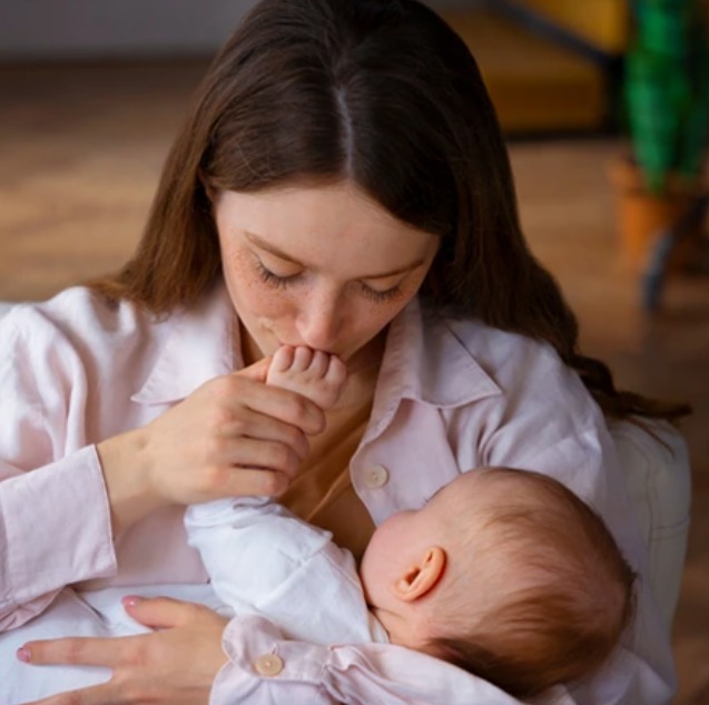 تغذیه نوزاد در شب چگونه باشد؟ نگرانی‌های رایج مادران