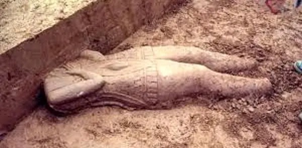 تندیس ۲۴۰۰ سالۀ یک فرمانروا با تاجی شبیه «گوش‌های میکی‌ماوس»