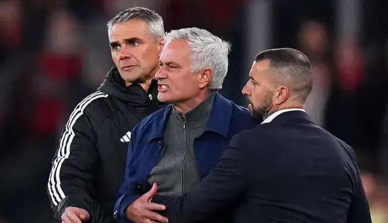 حمله جدید به مورینیو؛ ۲۰ متر روی زانو سُر خوردی!