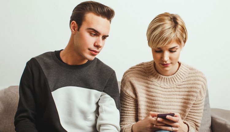 چگونه با همسران شکاک رفتار کنیم؟