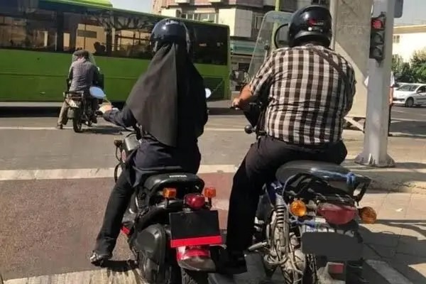 نوجوانان ۱۶ ساله می‌توانند گواهینامه موتورسیکلت داشته باشند؛ زنان نمی توانند!