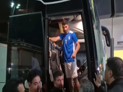 امضای بازیکنان تیم ملی روی پیراهن ایران برای هواداران