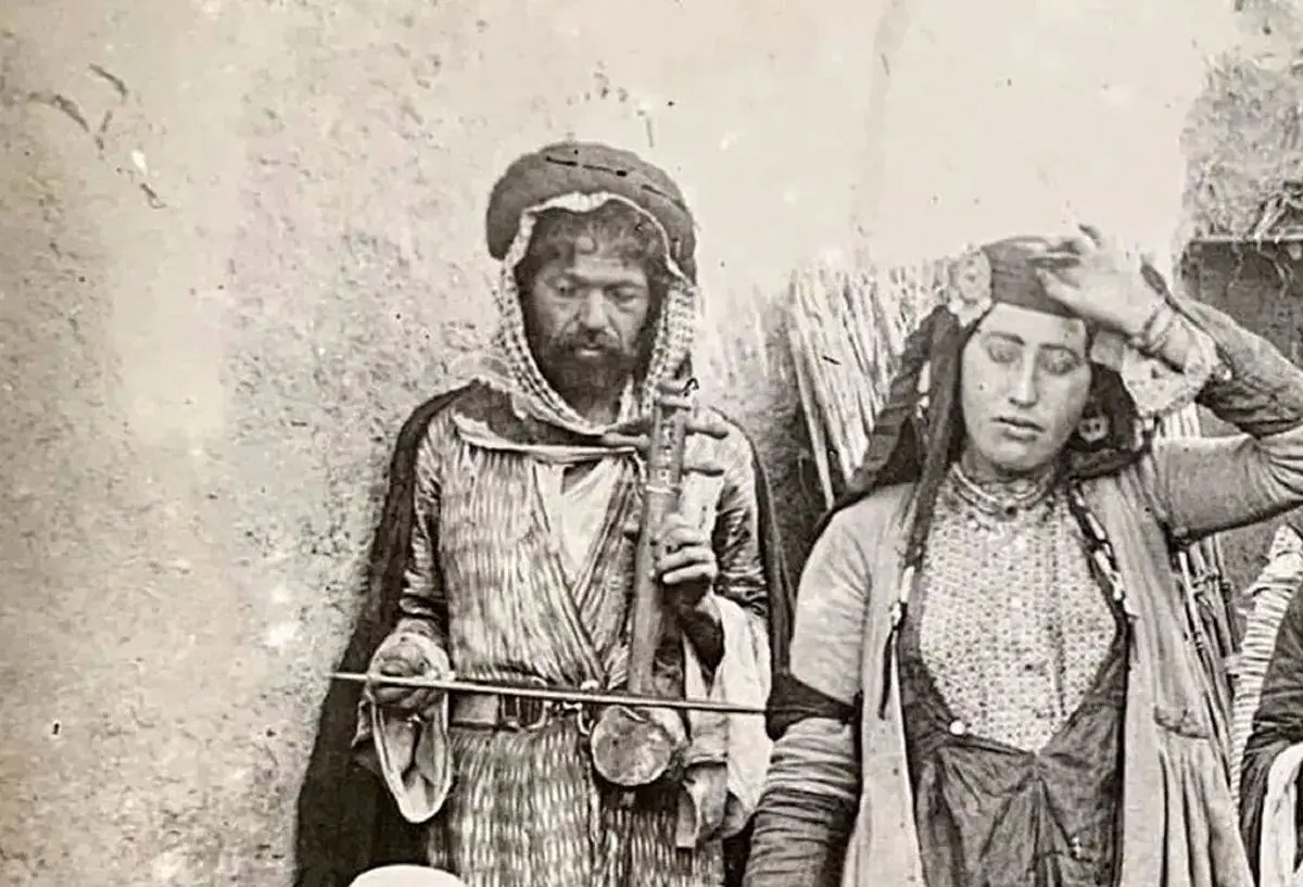 سفر به ایران قدیم؛ رقص «دختران کولی» در یک روستا در غرب ایران
