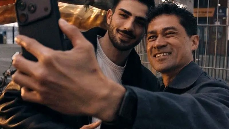 چرا گردشگران برای عکس با یک دستفروش خیابانی صف می‌بندند؟