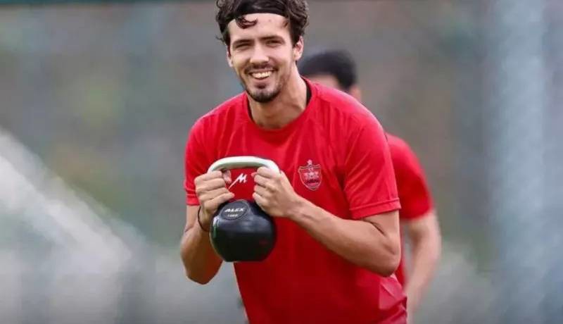 هافبک مونته‌نگرویی پرسپولیس در مسیر تهران
